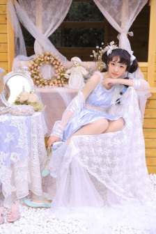 两女一杯