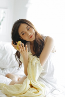 女人扒开双脚让男人捅了
